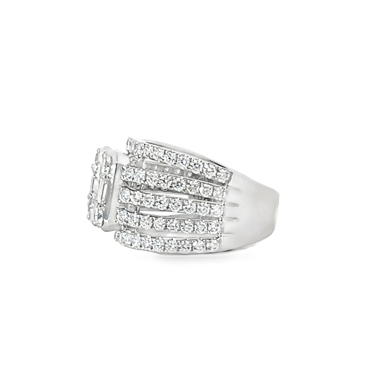 18KW DIAMOND FASHION RING