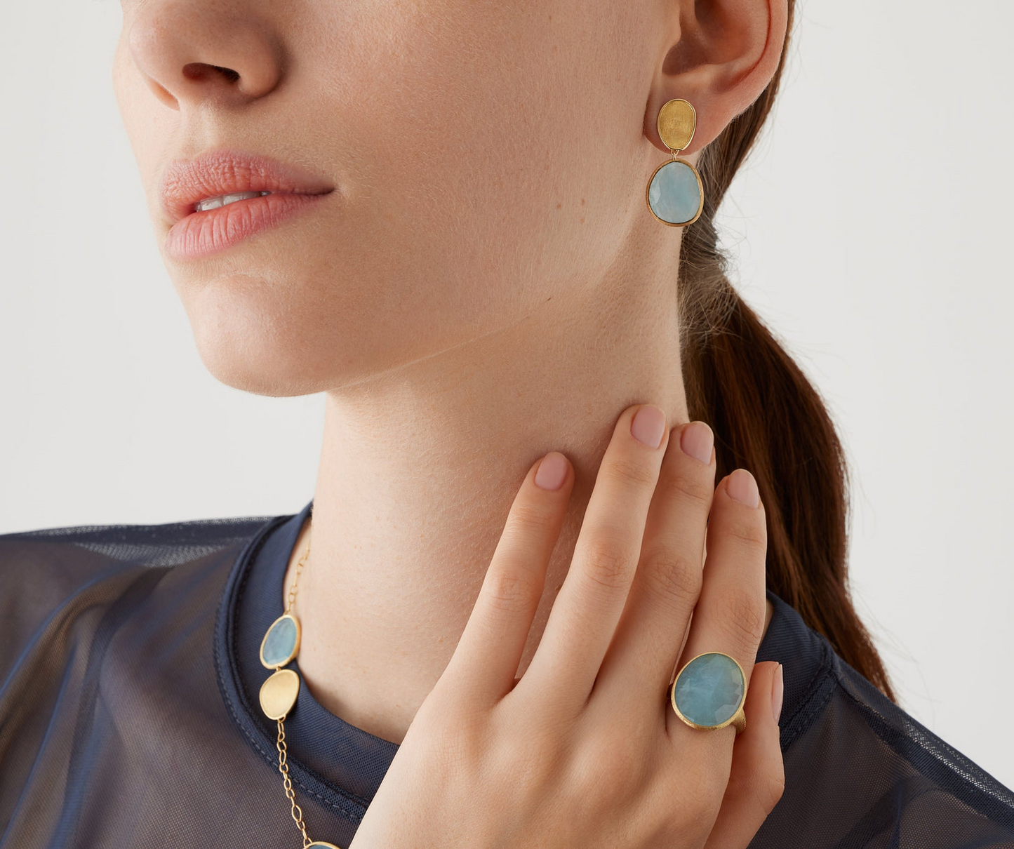 Delicate and chic, these drop earrings are the perfect blend of striking volumes and everyday wearability. The 18K yellow gold leaves, finely hand-engraved using the ancient Florentine technique, feature two natural square-faceted blue aquamarine stones. Perfect for adding sparkle and light to any outfit.
