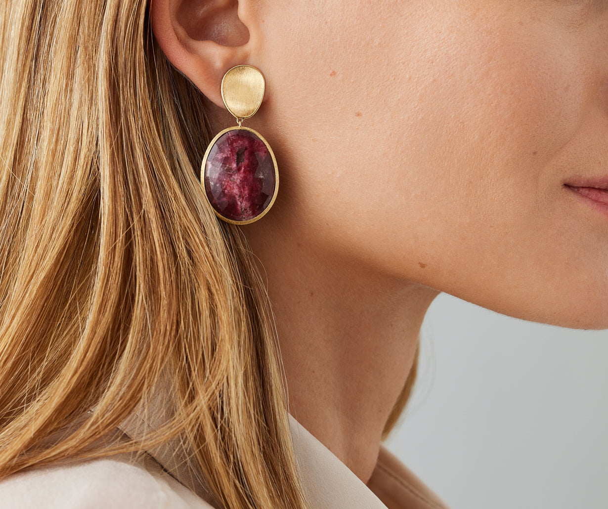 These chandelier earrings are the perfect blend of striking volume and everyday wearability. The 18K yellow gold leaves, finely hand-engraved using the ancient Florentine technique, are embellished with two natural square faceted red thulite stones from Africa. Perfect for adding sparkle and light to any outfit.