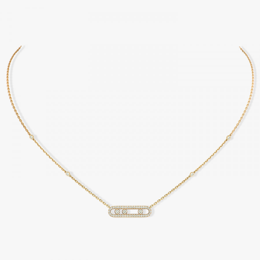 In this pavé version, thise necklace in 18 karat yellow gold is part of Move, the signature collection of the Maison Messika.