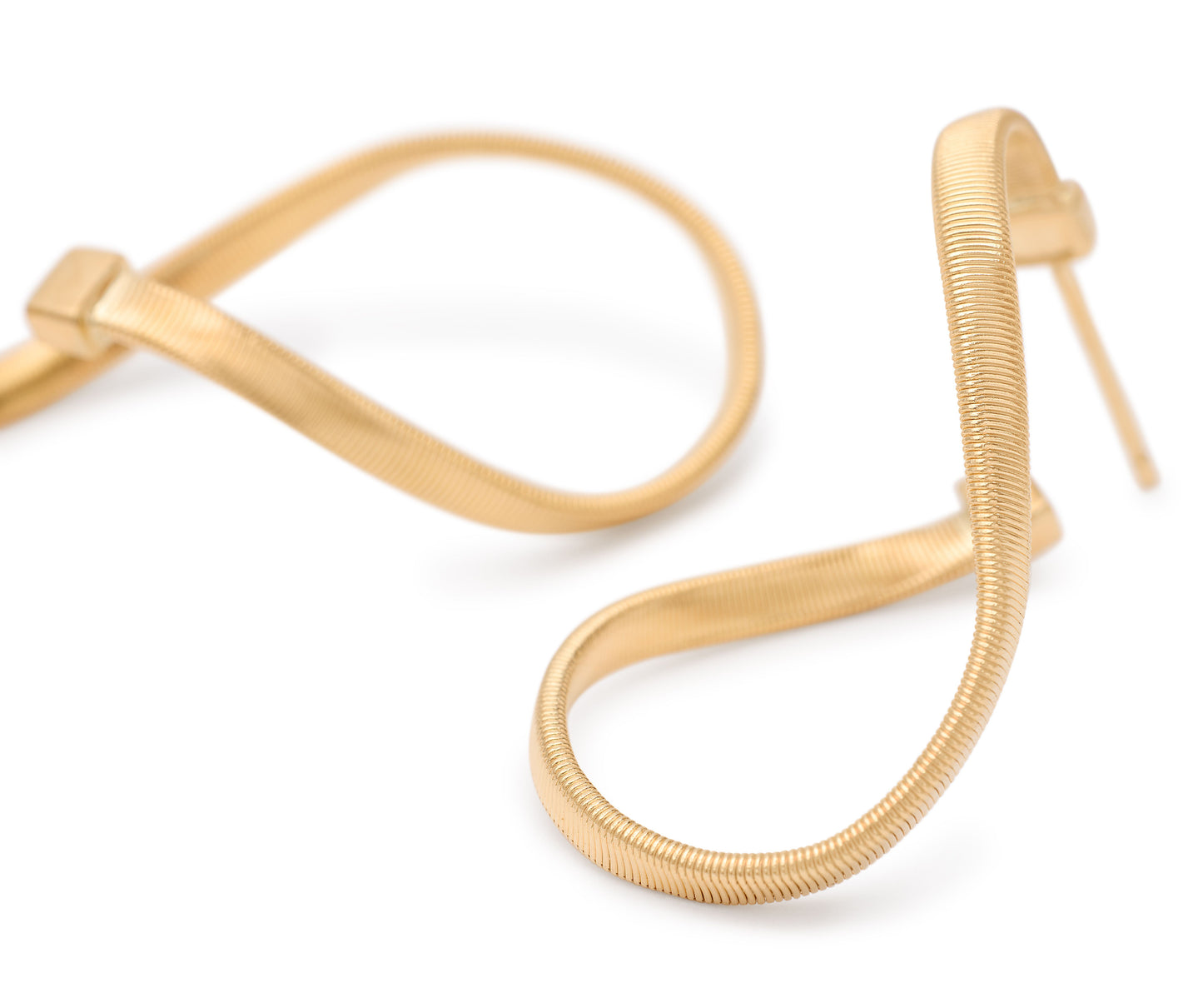 Subtle, elegant and full of finesse, these 18K yellow gold hoop earrings feature a striking twisted coil into an irregular infinity shaped hoop. Light and refined, they are a timeless classic, perfect for adding a touch of light to any outfit.