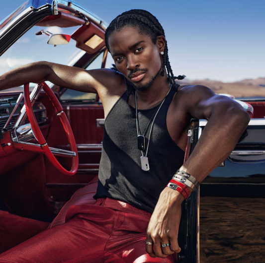 This Move Titanium necklace in black titanium is the trendy, modern jewelry by excellence.