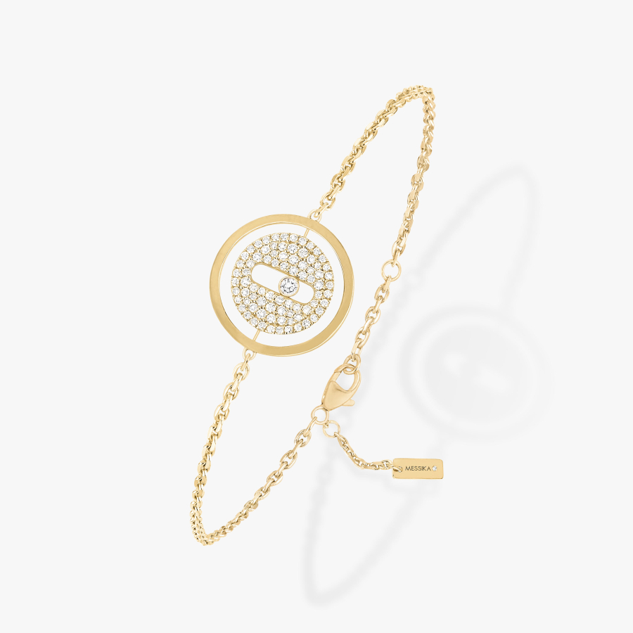 In this new interpretation of the Messika's signature motif, Lucky Move reinvents the medallion with a new graphic look.