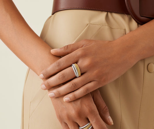 Two brilliant-cut diamond pavé bands meet two flat spiral threads, carefully created with our exclusive coil technique. A perfect interweaving for this elegant and sophisticated 18K yellow gold ring, a real must-have with timeless appeal.