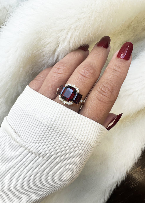 GOSHWARA THREE STONE COCKTAIL RING