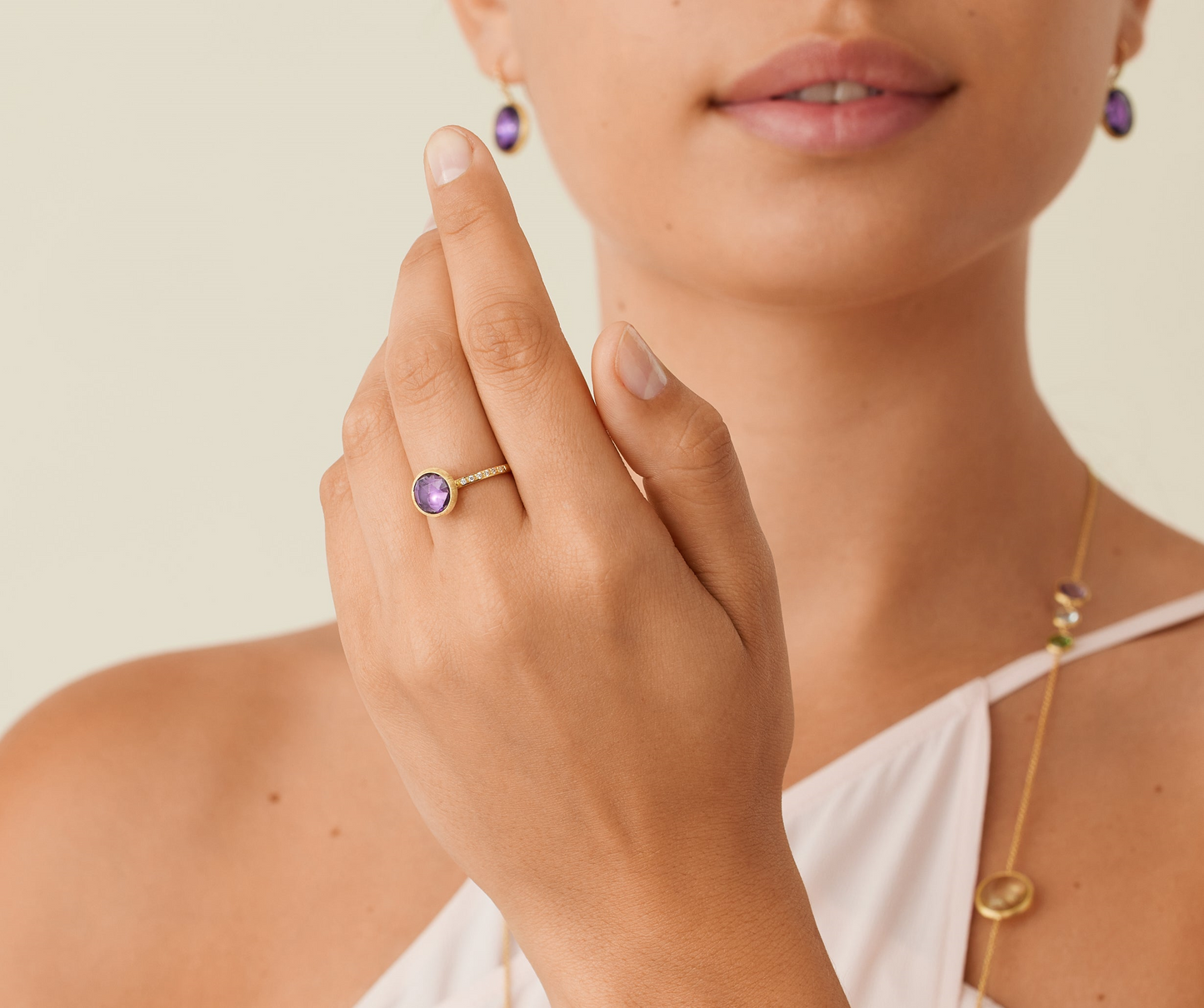 Ring in 18K yellow gold hand-engraved with the ancient Florentine technique and embellished with a rose-cut semi-precious gemstone and a sequence of small brilliant-cut diamonds. Elegant on its own, it is the perfect addition to a stackable look.
