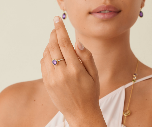 Ring in 18K yellow gold hand-engraved with the ancient Florentine technique and embellished with a rose-cut semi-precious gemstone and a sequence of small brilliant-cut diamonds. Elegant on its own, it is the perfect addition to a stackable look.