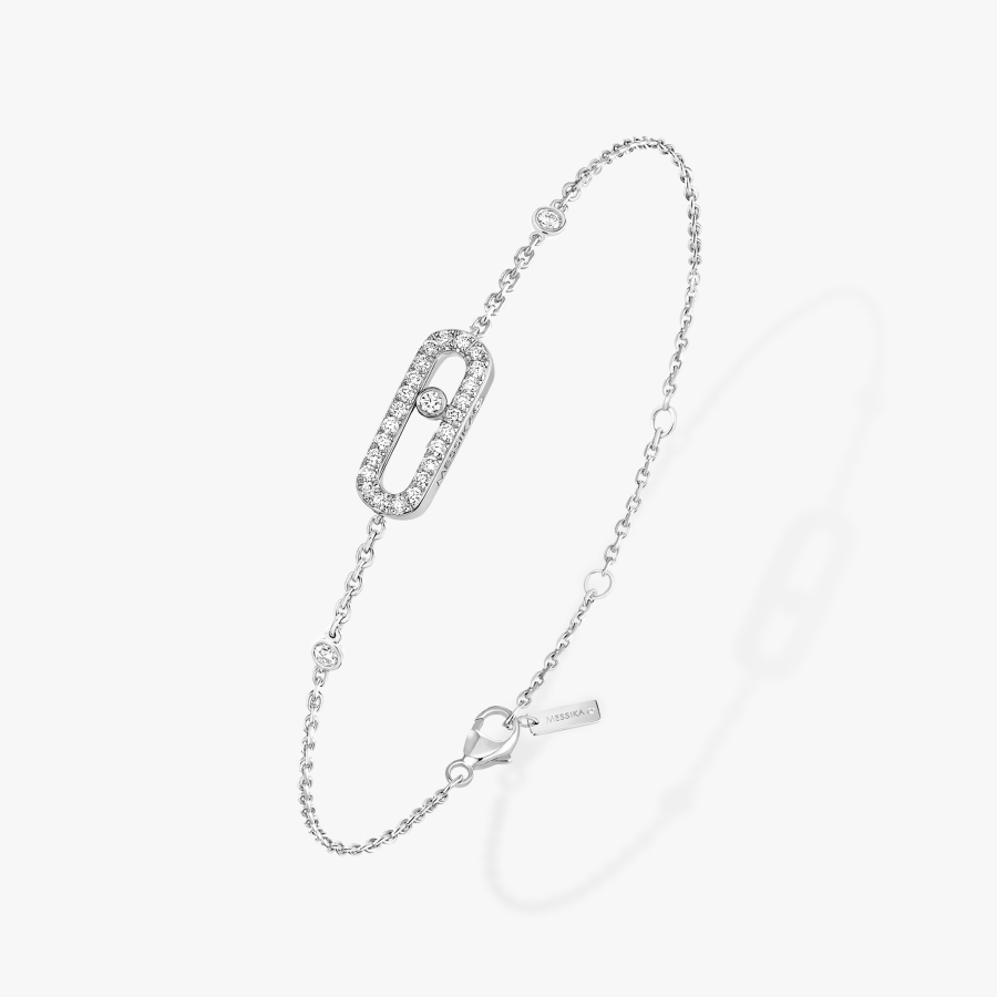 This pavé bracelet in 18 karat white gold is part of Move, the signature collection of the Maison Messika.