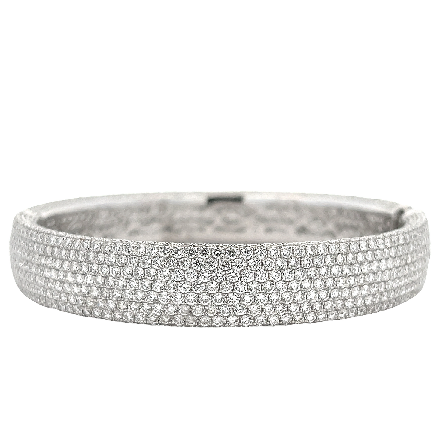 18WG BANGLE WITH ROUND BRILLIANT CUT DIAMONDS