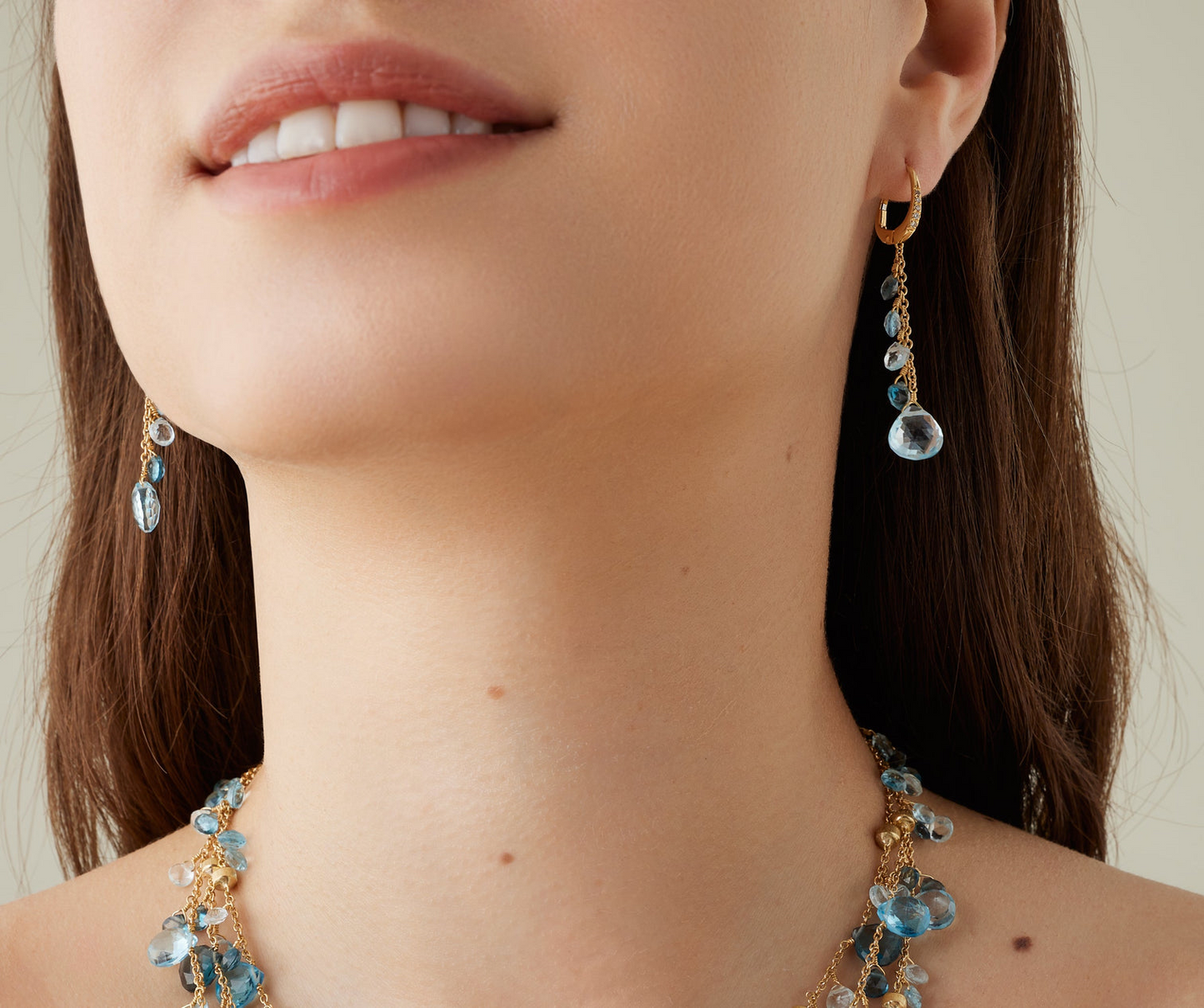 These 18K yellow gold pendant earrings are embellished by a precious clip back closure with brilliant-cut diamonds and a cascade of finely selected heart-cut topazes that enrich the jewel with their intense colours. The 18K yellow gold nuggets are finely hand-engraved using the ancient Florentine technique