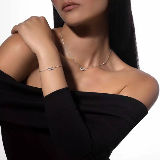 This pavé necklace in 18 karat white gold is part of Move, the signature collection of the Maison Messika.