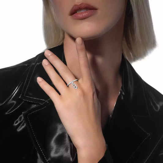 The Move Uno ring in white gold reinvents itselft - the Move motif is now available in charms for a more original style.