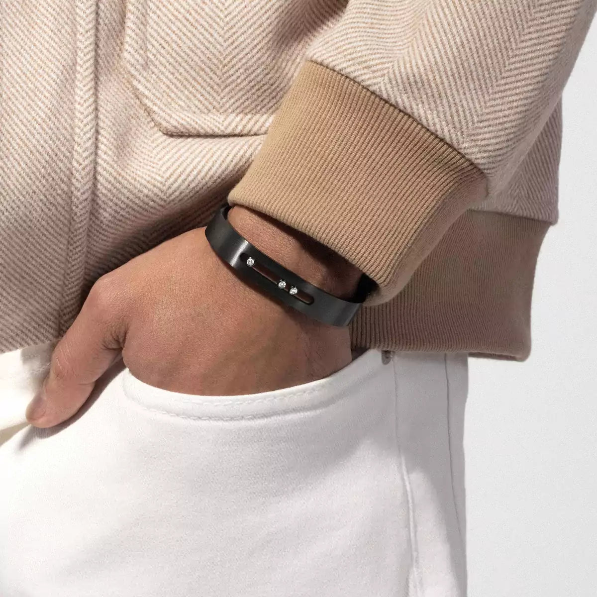 This Move Titanium Graphite bangle is part of Move, the signature collection of the Maison Messika.