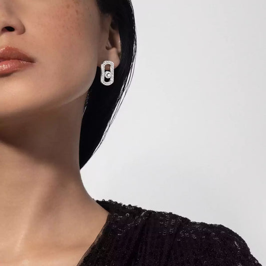 The So Move collection signs a new pair of earrings featuring two moving diamonds, each 0.06 carat, with a pavé setting. These diamond-pavé earrings are elegant and bold for an ultra-trendy effect!