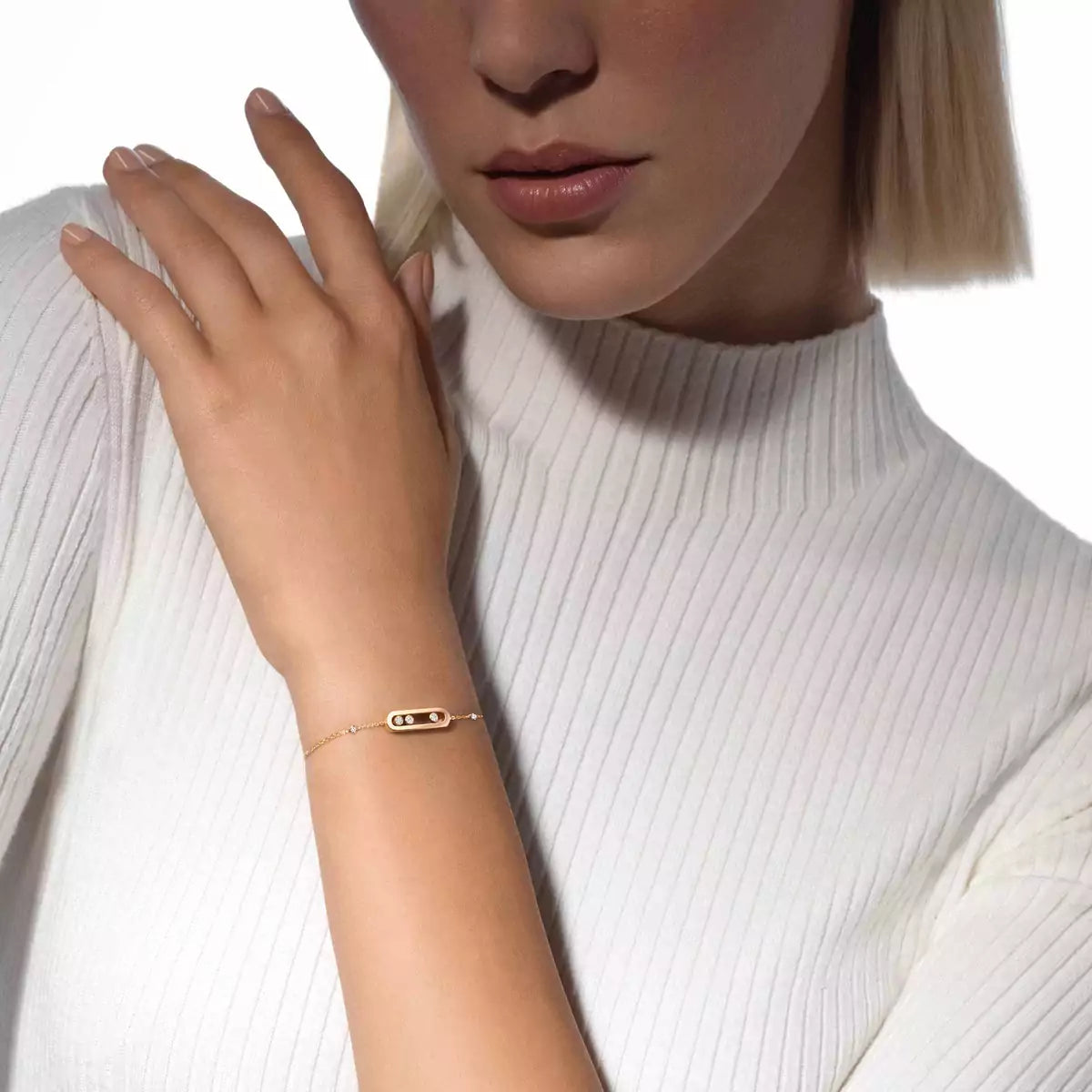 This bracelet in 18 karat yellow gold is part of Move, the signature collection of the Maison Messika.