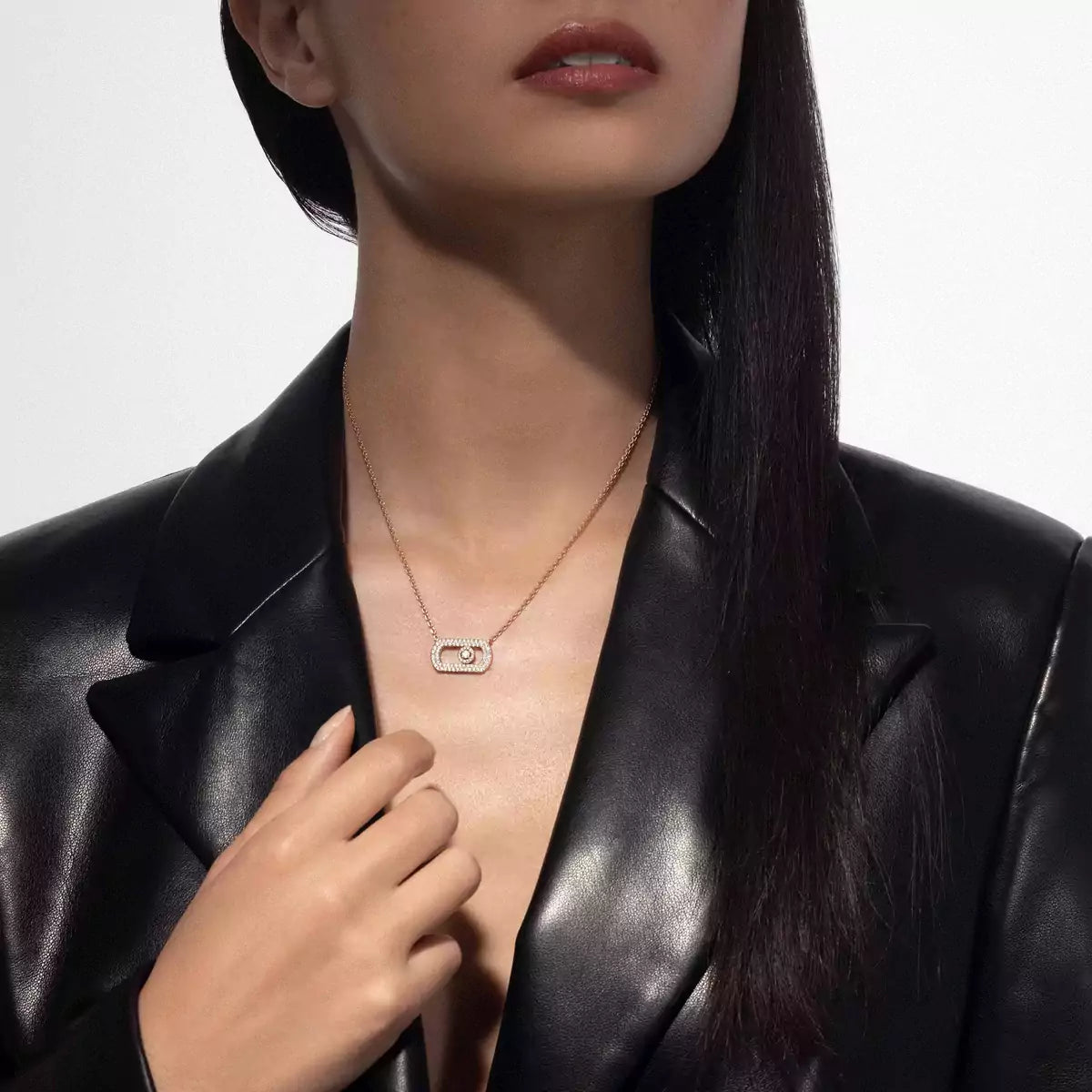 Valérie Messika unveils a brand-new necklace with an imposing Move motif. This new creation, paved with diamonds in 18-karat gold, is both a powerful and elegant piece to have in your jewelry box.