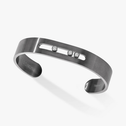 This Move Titanium Graphite bangle is part of Move, the signature collection of the Maison Messika.