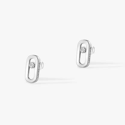 Fall for these pink gold earrings: contemporary and timeless, they will fit with all your styles. 