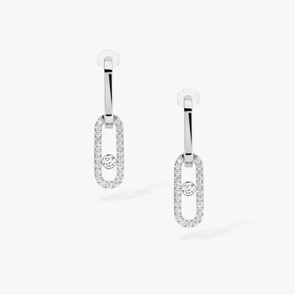 These dangling earrings feature Messika's signature Move motif. An iconic piece that will become a must-have in your jewelry box.