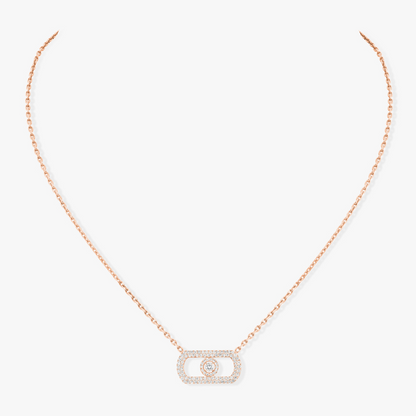 Valérie Messika unveils a brand-new necklace with an imposing Move motif. This new creation, paved with diamonds in 18-karat gold, is both a powerful and elegant piece to have in your jewelry box. 