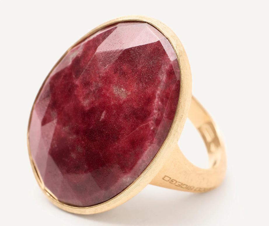 Cocktail ring featuring an elegant design and an irregular surface, further embellished with red thulite from Africa. Crafted in 18K yellow gold, it is finely hand-engraved using the ancient Florentine technique, granting it extraordinary elegance and a silky surface.