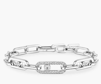 Valérie Messika reinterprets the gourmette in a daring rock version. This Move Link bracelet adapts to all styles. A unisex jewelry that will become your future must-have.