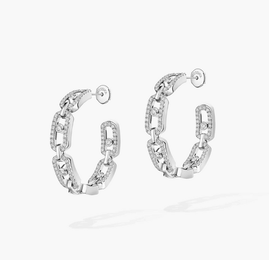 Timeless, these Move Link earrings will become your next must-have. A unique jewel highlighting the expertise of Messika's master jewelers. 