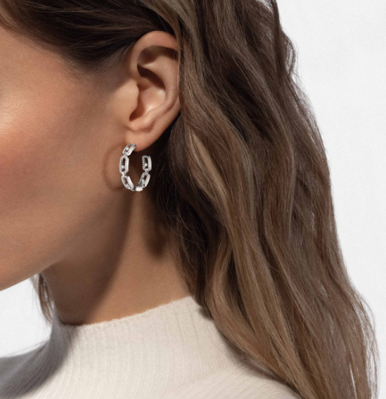 Timeless, these Move Link earrings will become your next must-have. A unique jewel highlighting the expertise of Messika's master jewelers. 