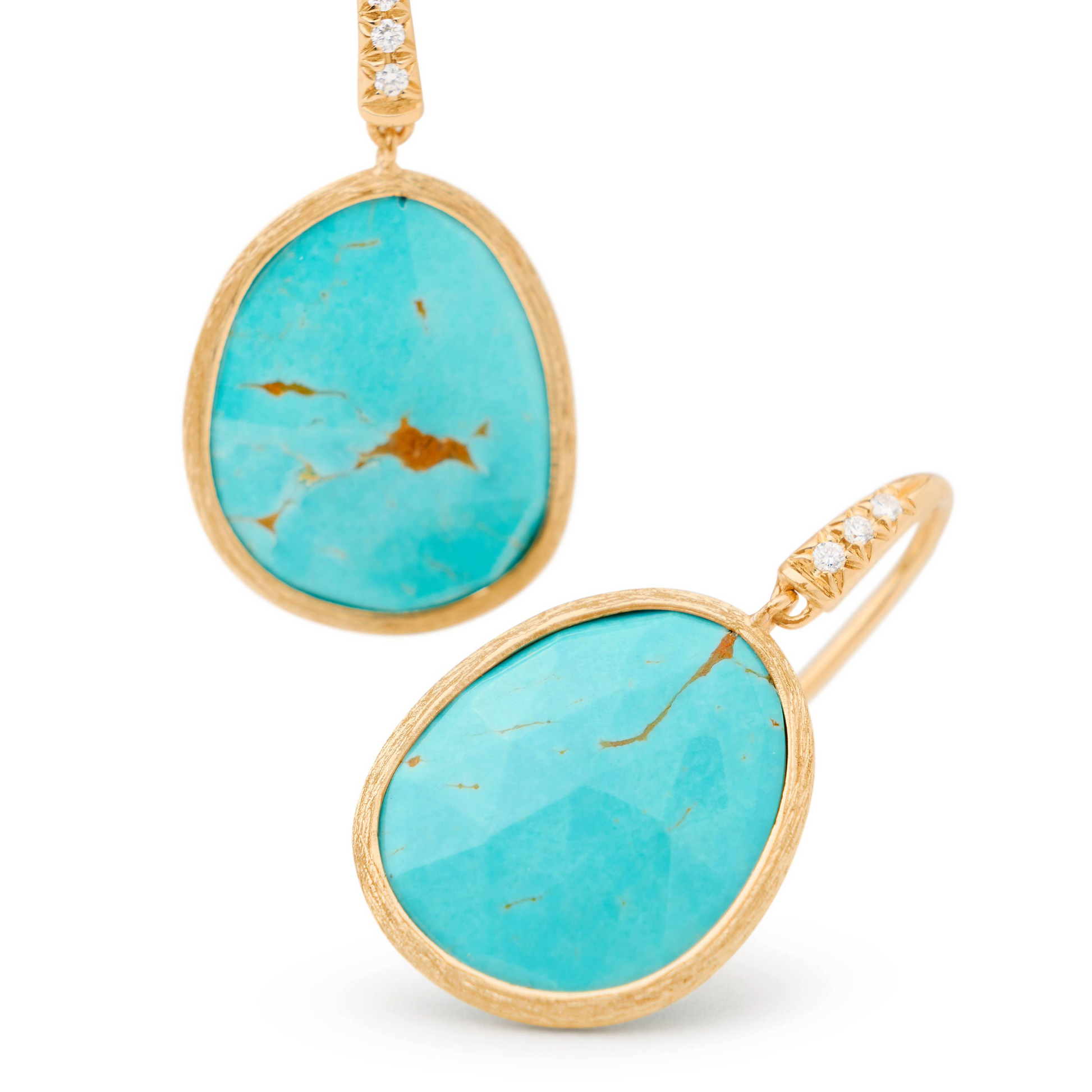Adorned with a delicate diamond pavé hook, this pendant earring featuring turquoise is perfect for any occasion. The 18K yellow gold bezel is expertly hand-engraved using the ancient Florentine technique.