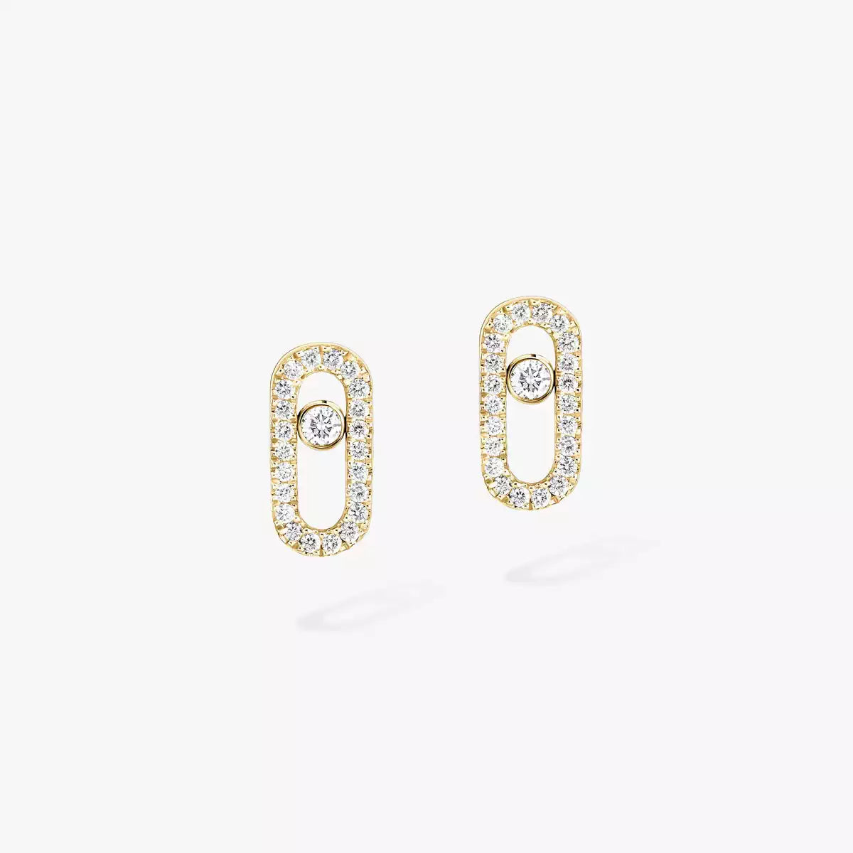 These pavé earrings in 18 karat yellow gold are part of Move, the signature collection of the Maison Messika.