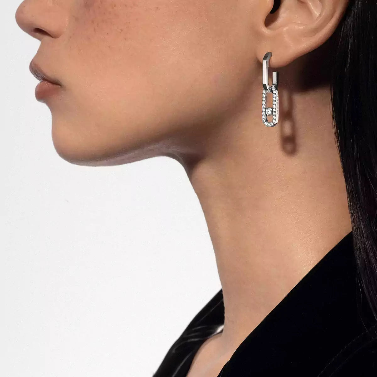 These dangling earrings feature Messika's signature Move motif. An iconic piece that will become a must-have in your jewelry box.