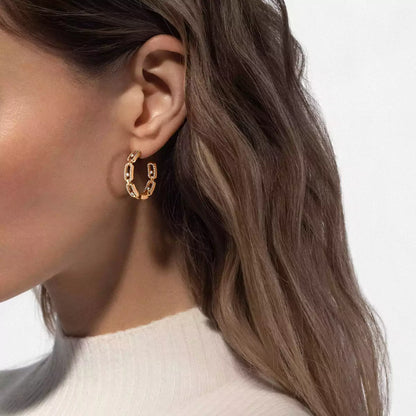 Timeless, these Move Link earrings will become your next must-have. A unique jewel highlighting the expertise of Messika's master jewelers. 