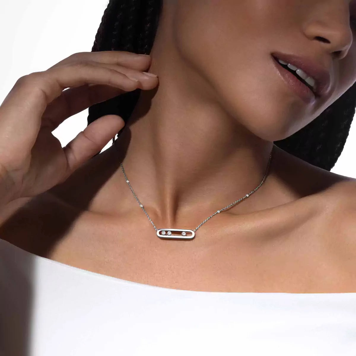  This necklace in 18 karat white gold is part of Move, the signature collection of the Maison Messika.